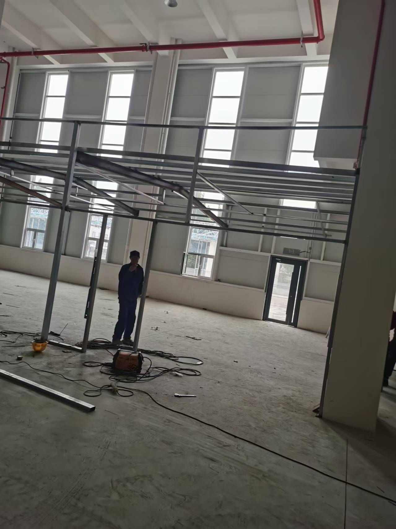 楼顶扩建二层，室内搭建阁楼加层，钢结构加固制作