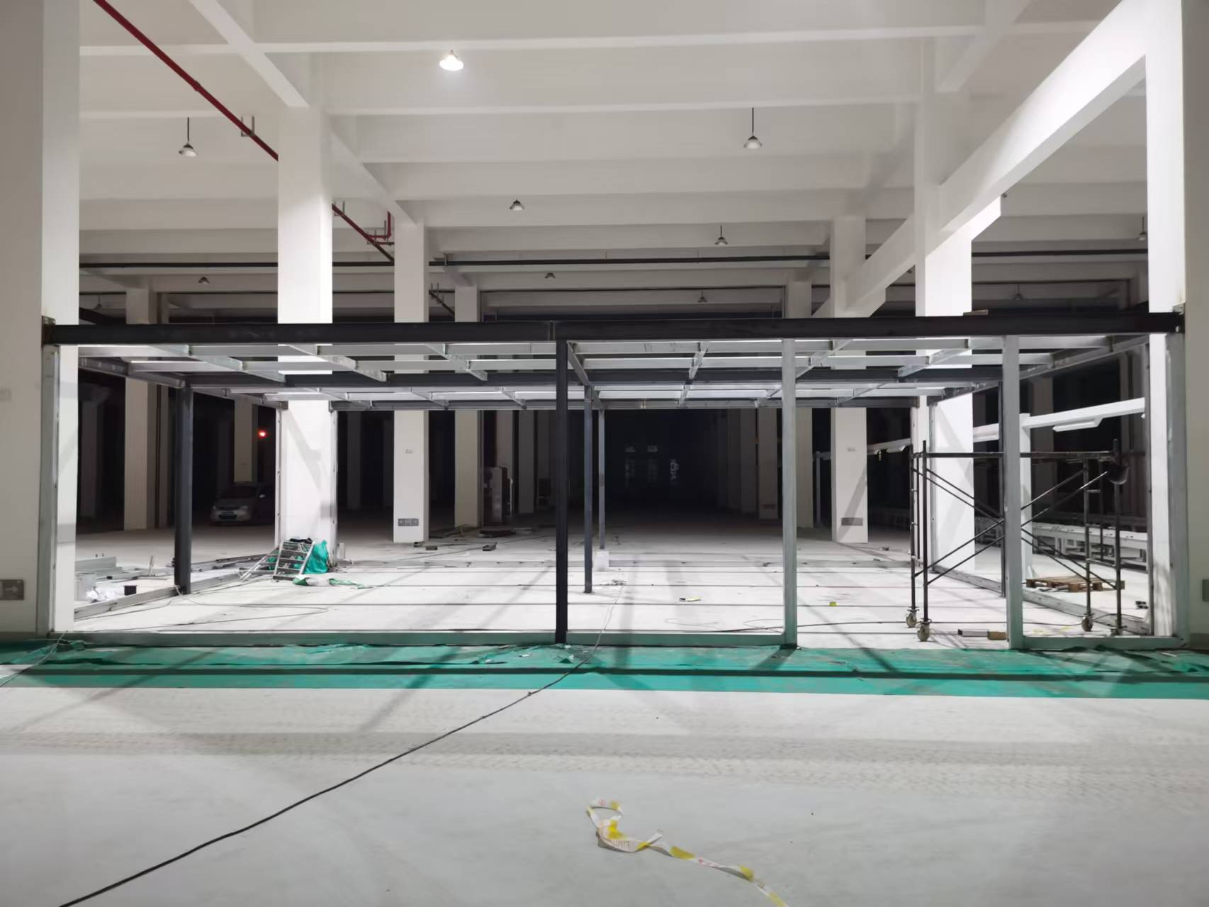 厂房搭建钢结构隔层，室内改造扩建钢结构二层