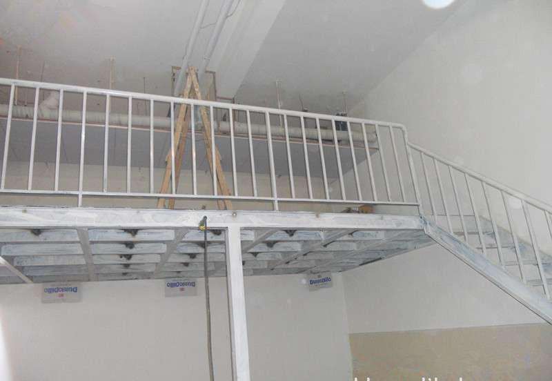 楼顶扩建钢结构二层，楼顶搭建二层