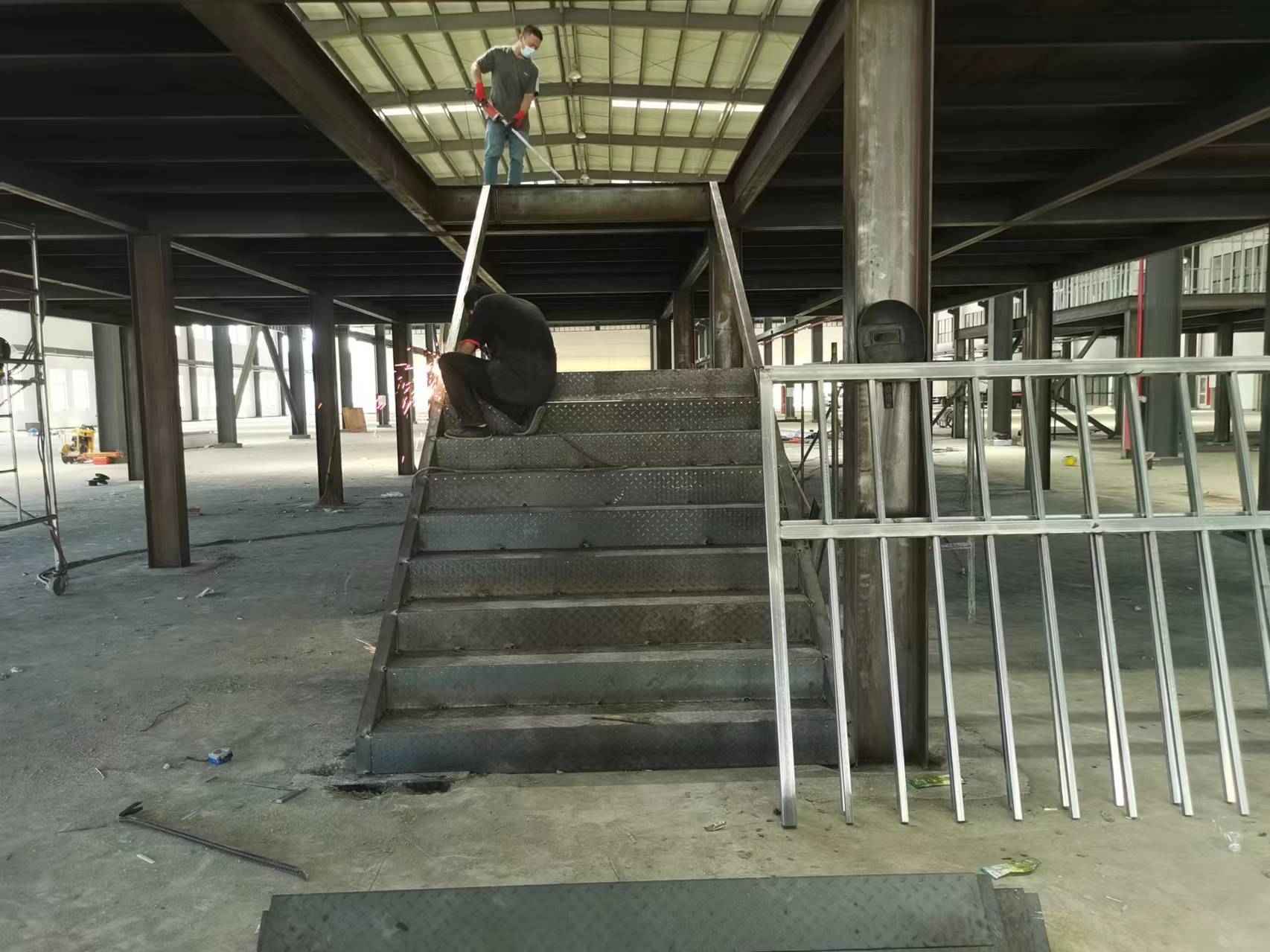 厂房扩建钢结构隔层，搭建室内钢结构二层