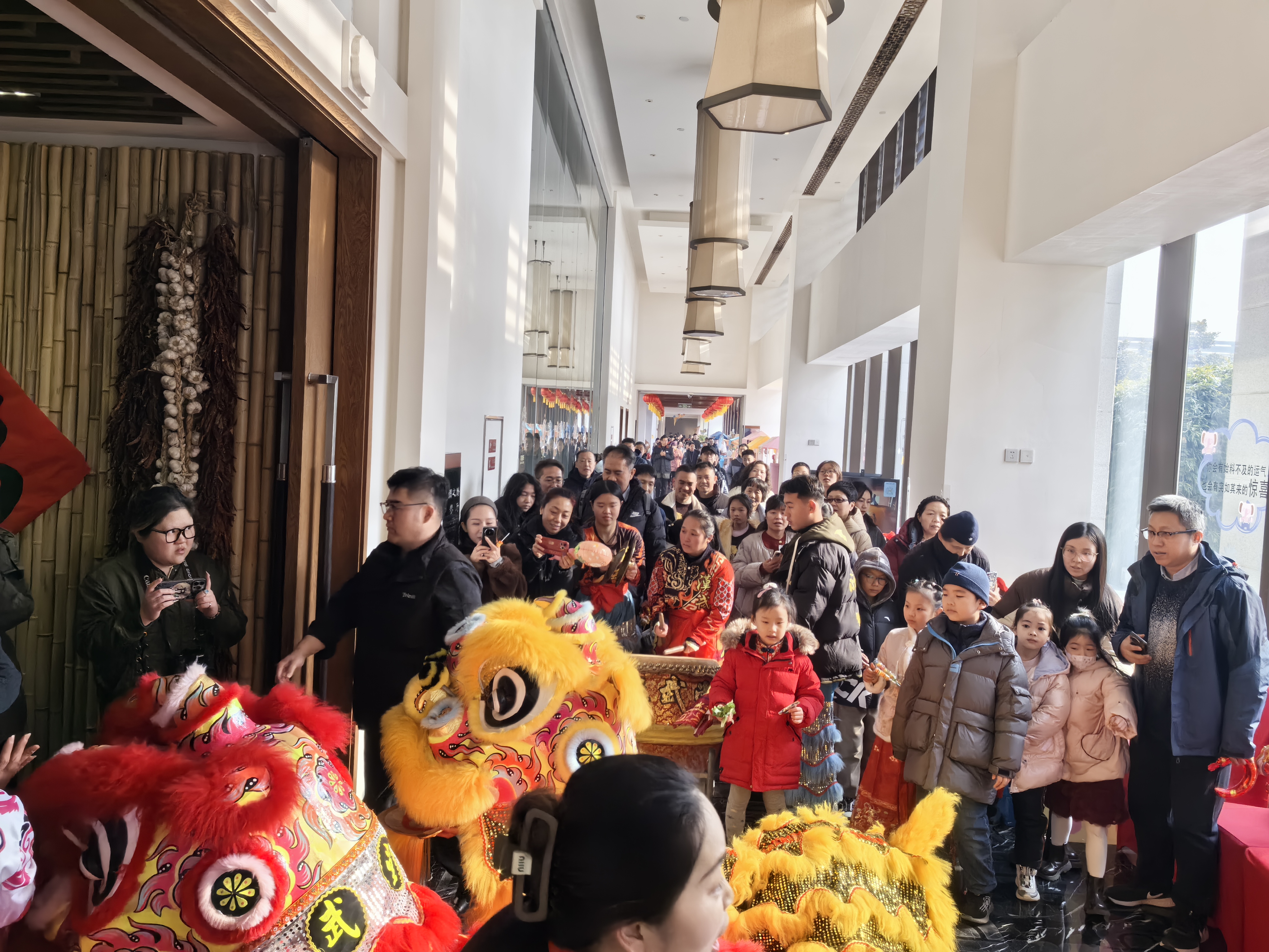 西安舞狮表演，舞蹈、乐队、魔术、变脸、主持人、礼仪模特、东北二人转、ipad签约道具、会议活动启动道具
