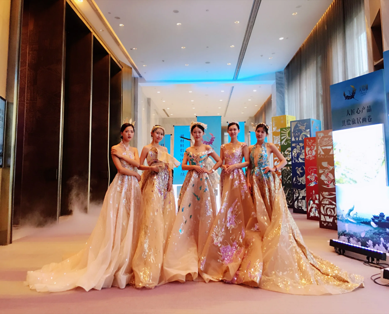 西安舞狮表演，舞蹈、乐队、魔术、变脸、主持人、礼仪模特、东北二人转、ipad签约道具、会议活动启动道具