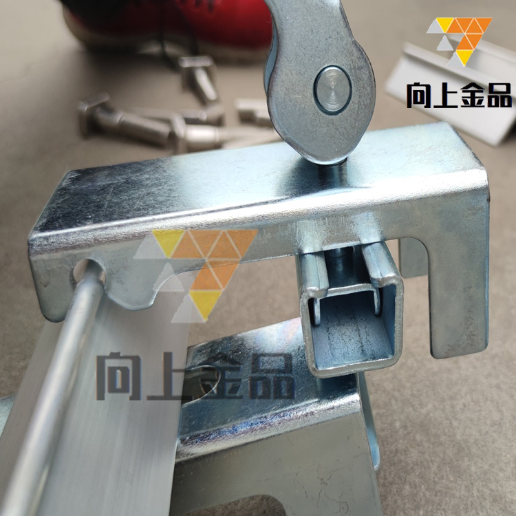 安装快捷、方便，结实耐用防溢裙板夹持器，导料槽防溢裙板夹持器。温馨提示:夹持器、角铝属于非...