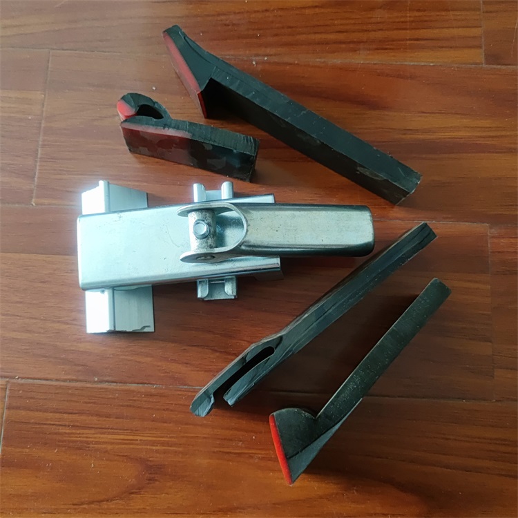 镀锌夹持器,角铝,不锈钢螺栓紧固件固定裙板不脱落 镀锌夹持器,角铝,不锈钢螺栓紧固件固定裙板不脱落