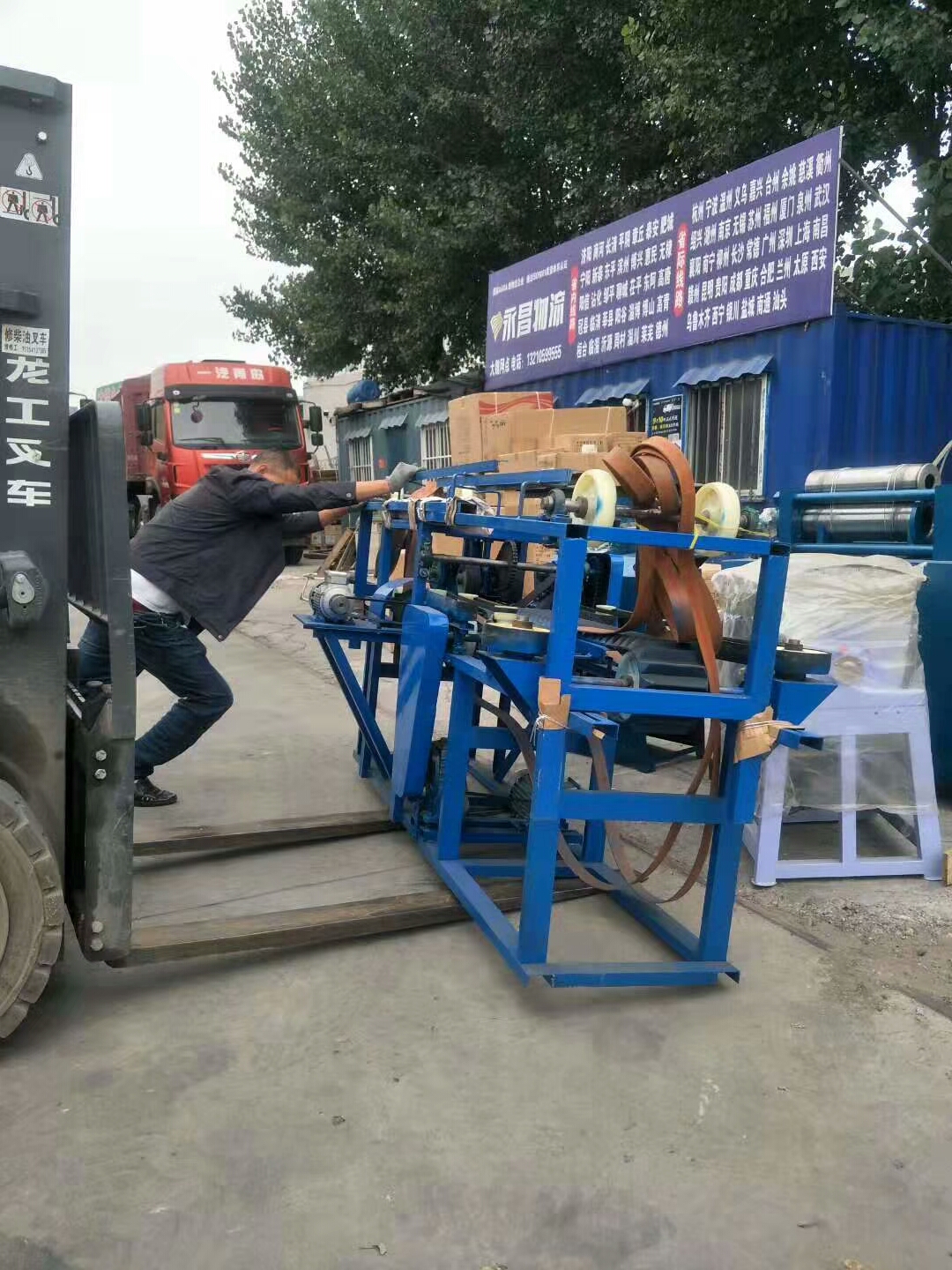 恒戈牌电焊条生产机械是一种用于加工制造生产电焊条产品的设备,可以实现自动送丝、自动涂粉、自... 恒戈牌电焊条生产机械是一种用于加工制造生产电焊条产品的设备,可以实现自动送丝、自动涂粉、自...