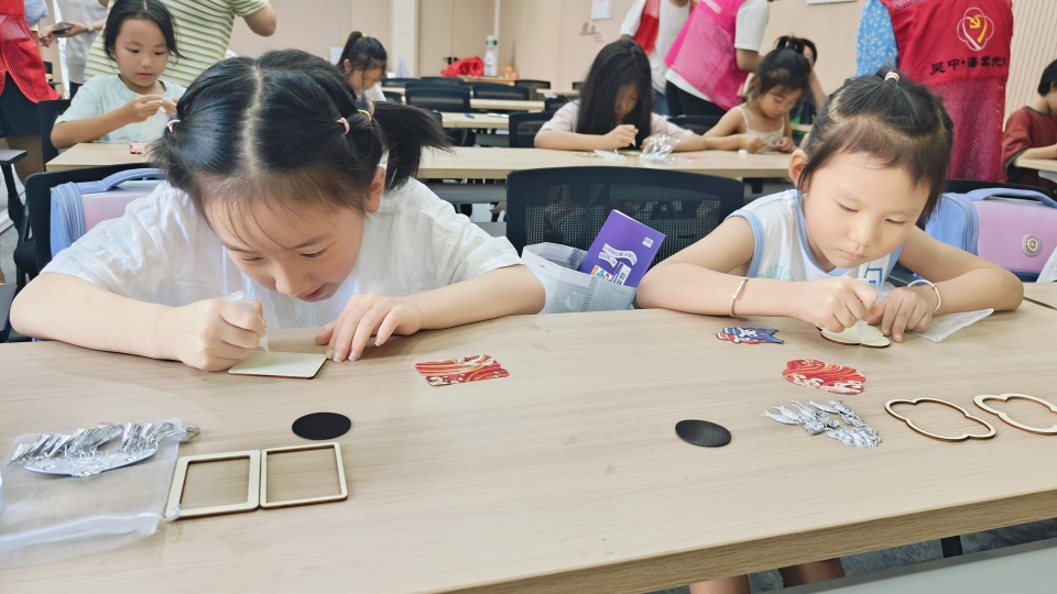 苏州三六六青少年社会实践织锦冰箱贴DIY体验活动火热进行中 苏州三六六青少年社会实践织锦冰箱贴DIY体验活动火热进行中