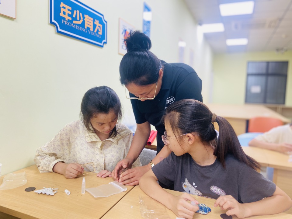 苏州三六六青少年社会实践织锦冰箱贴DIY体验活动火热进行中 苏州三六六青少年社会实践织锦冰箱贴DIY体验活动火热进行中