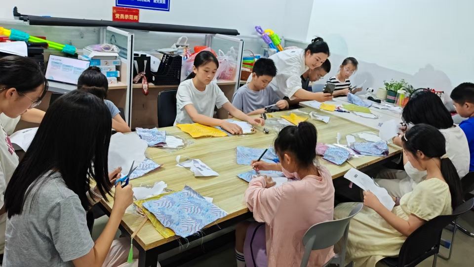 苏州三六六社会实践青少年宋锦珍珠扇DIY手工活动火热招生中 苏州三六六社会实践青少年宋锦珍珠扇DIY手工活动火热招生中