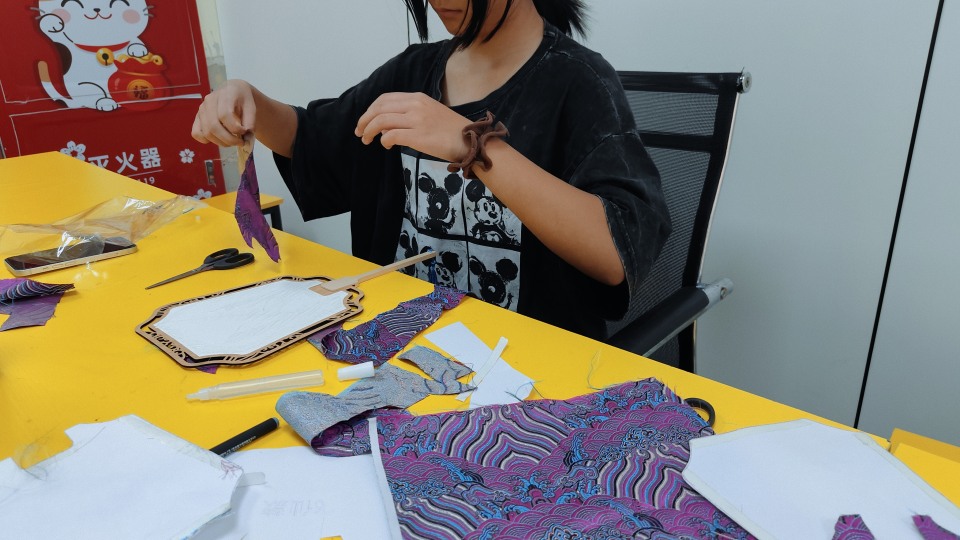 苏州三六六社会实践青少年宋锦珍珠扇DIY手工活动火热招生中 苏州三六六社会实践青少年宋锦珍珠扇DIY手工活动火热招生中