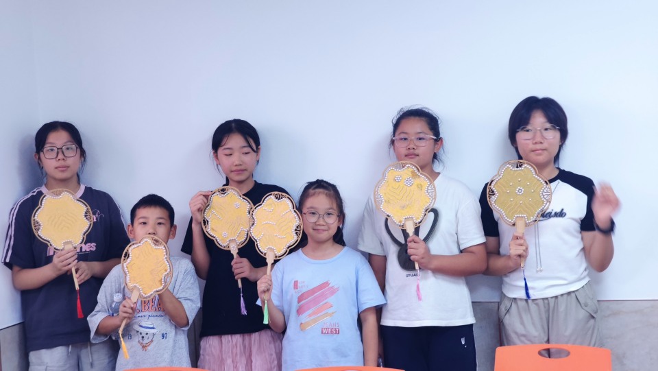 苏州三六六社会实践青少年宋锦珍珠扇DIY手工活动火热招生中 苏州三六六社会实践青少年宋锦珍珠扇DIY手工活动火热招生中