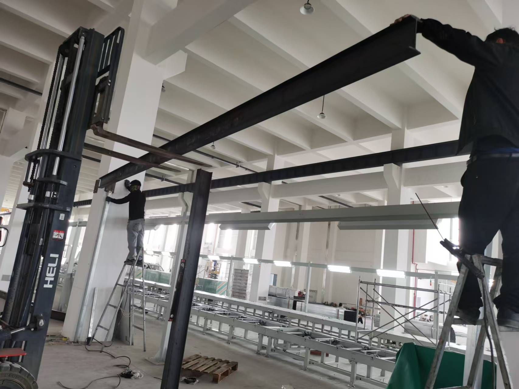 厂房改造扩建钢结构隔层，室内阁楼二层搭建钢结构夹层