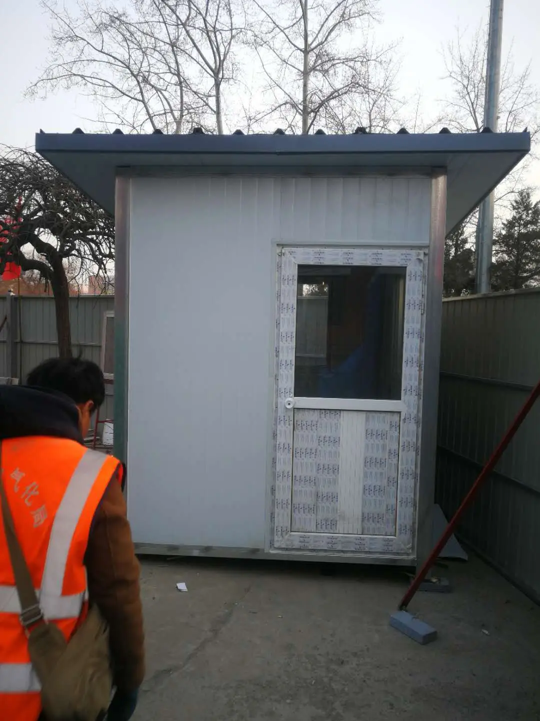 搭建彩钢洁净板房，安装彩钢围挡板，更换彩钢板