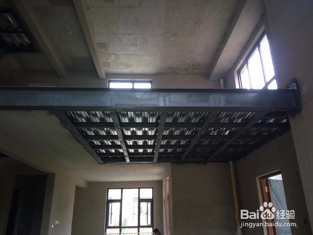 厂房改造扩建钢结构隔层，室内搭建钢结构阁楼二层