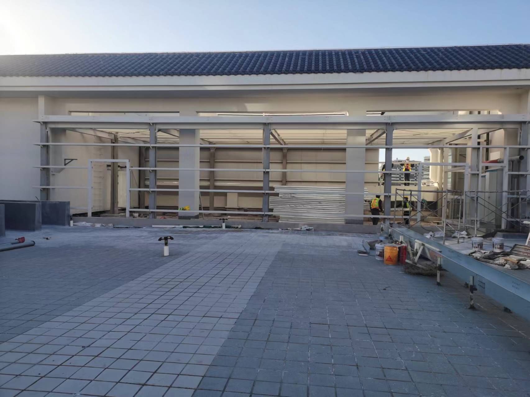 厂房改造扩建钢结构隔层，室内搭建钢结构阁楼二层