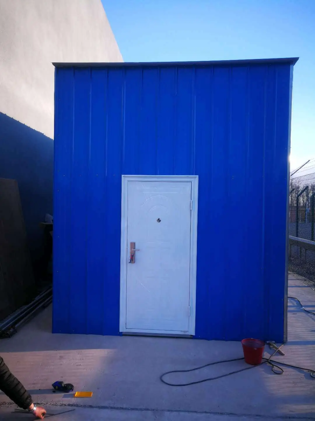 搭建彩钢车棚，安装市政围挡板，更换彩钢板