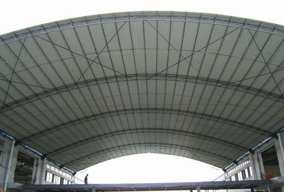 搭建彩钢活动板房，安装市政围挡板，更换彩钢板