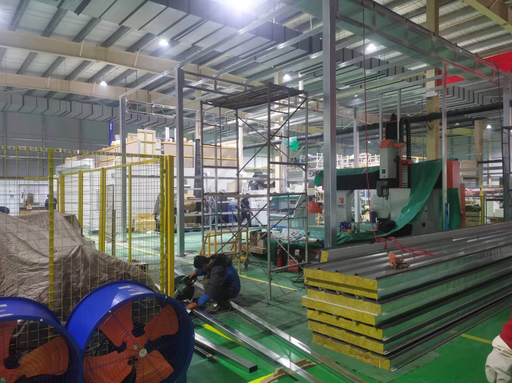 搭建彩钢活动板房，安装市政围挡板，更换彩钢板