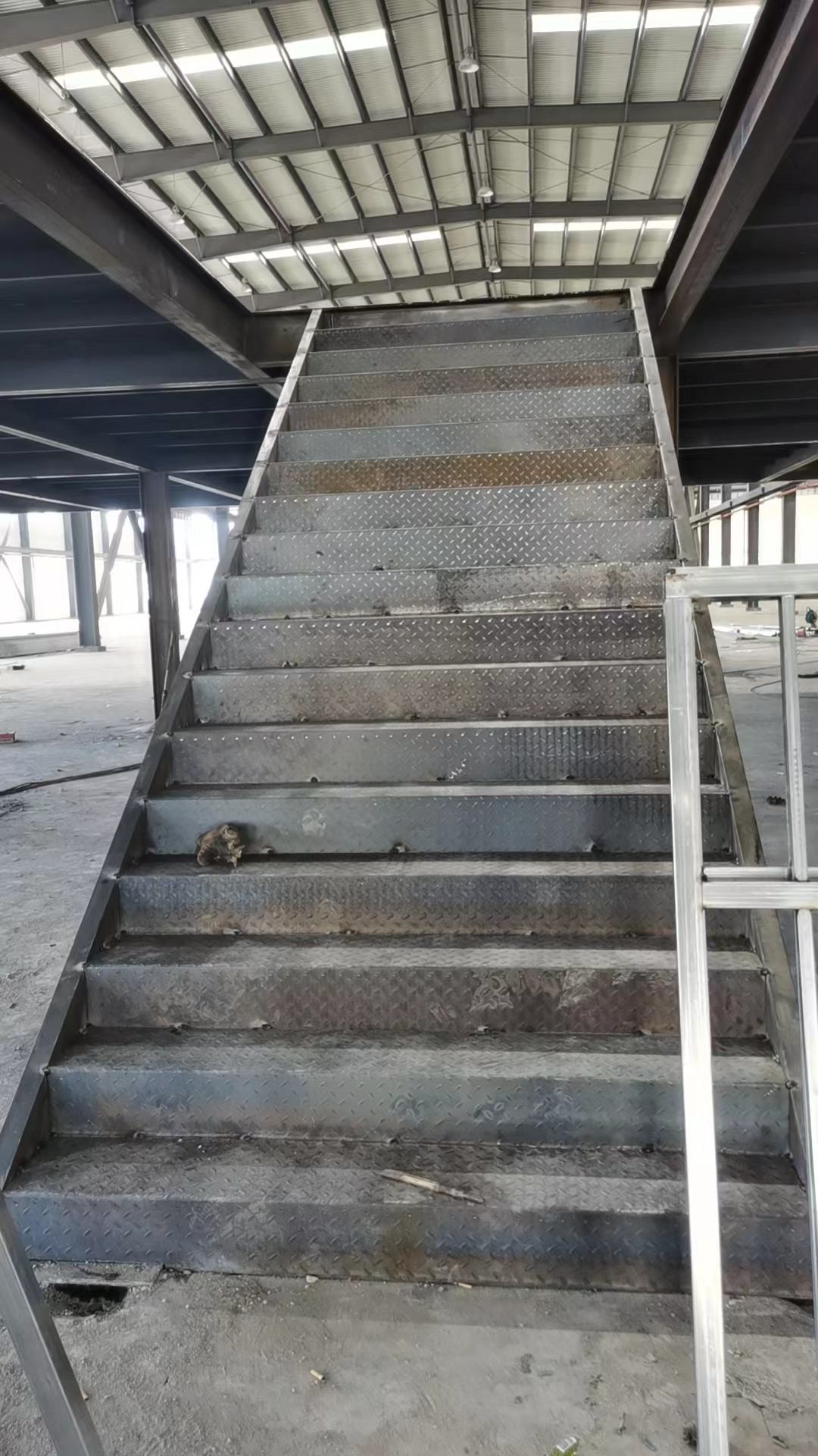 厂房钢结构隔层搭建，外挂钢结构楼梯制作