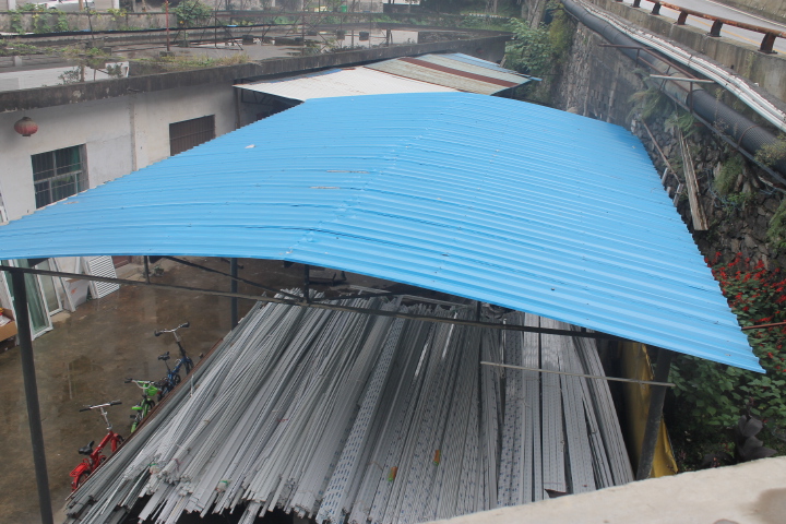 搭建彩钢洁净板房，安装市政围挡板，更换彩钢板