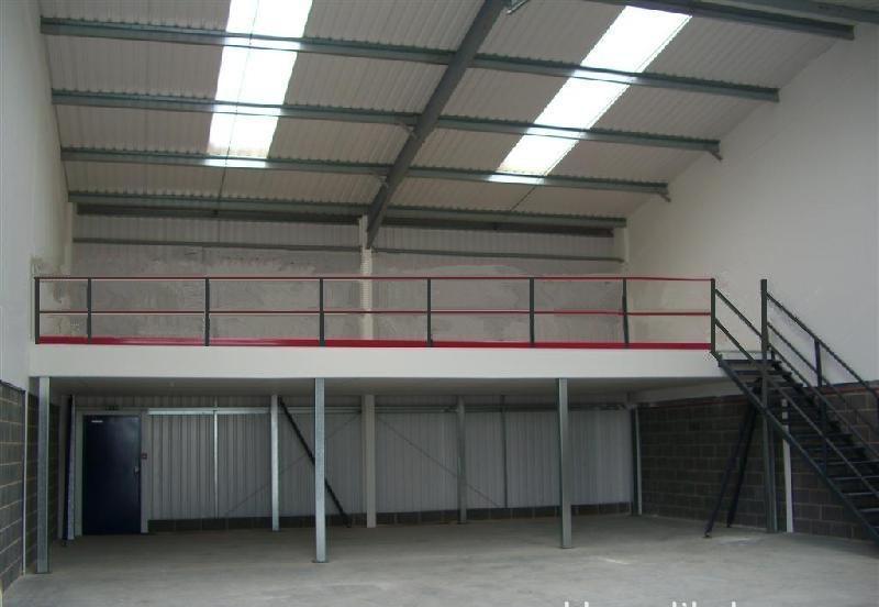 外挂消防钢结构楼梯搭建，安装室内钢结构隔层