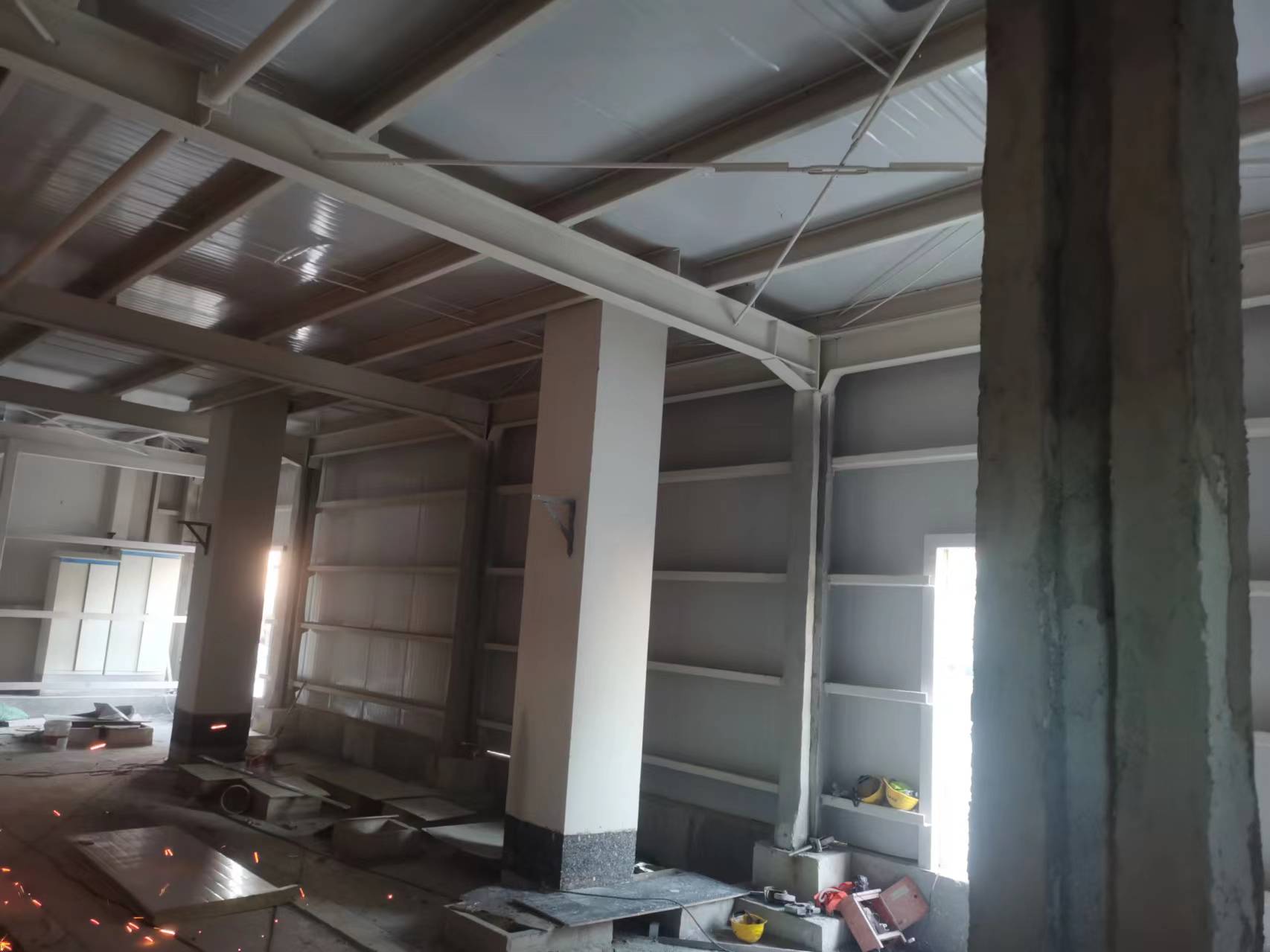 外挂消防钢结构楼梯搭建，安装室内钢结构隔层