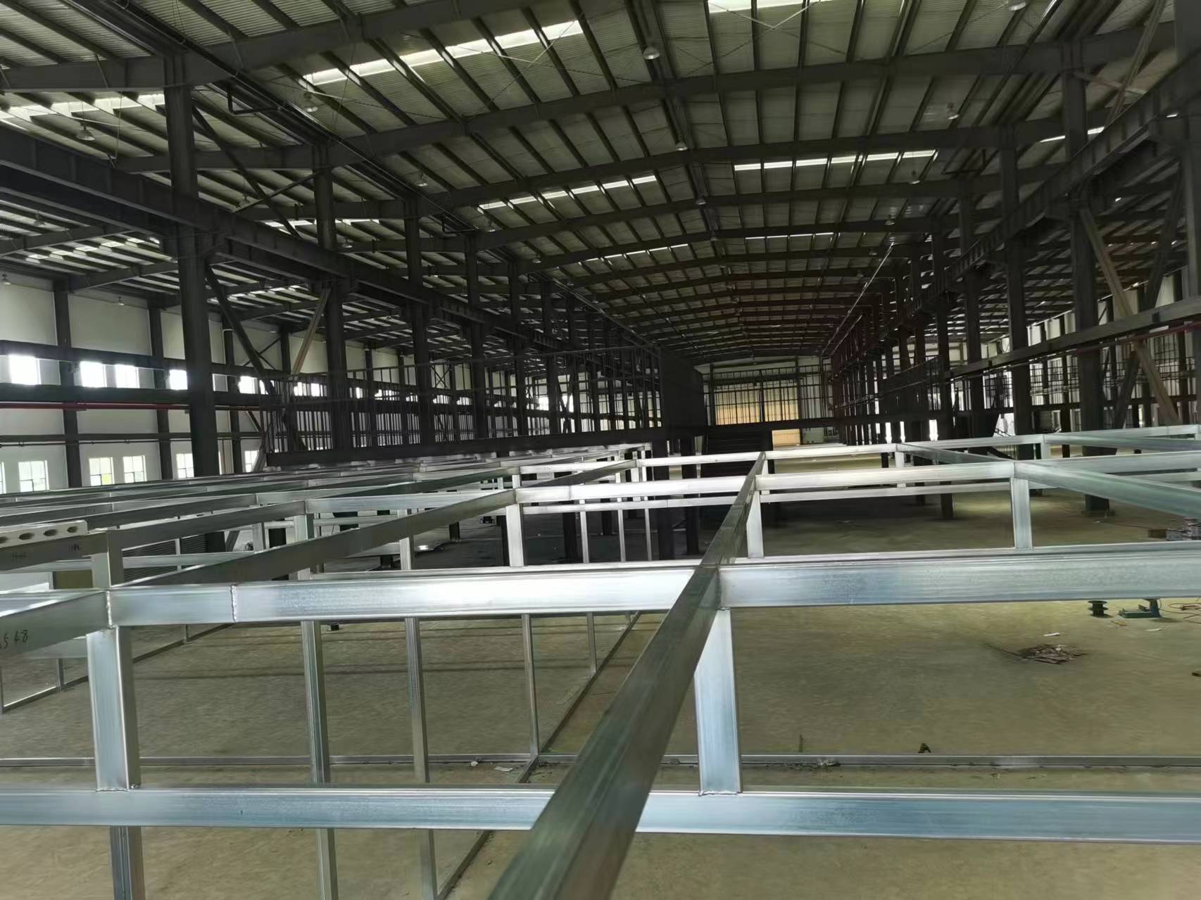 外挂消防钢结构楼梯搭建，安装室内钢结构隔层