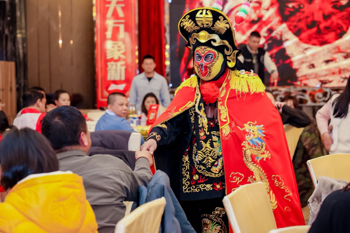 西安承接舞龙舞狮、舞台搭建、舞蹈乐队、开业剪彩、主持人、年会布置、二人转、乐坊、商场暖场活动