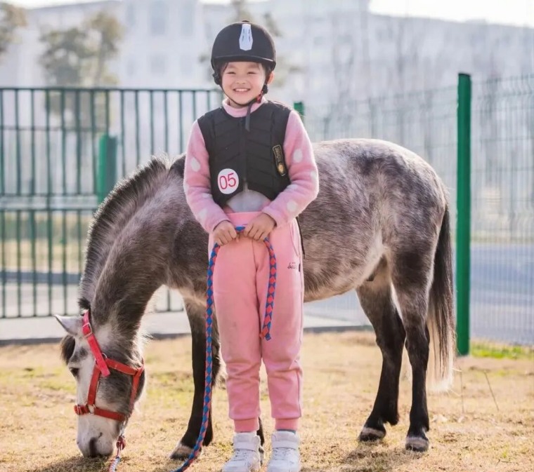 与马同行，感知世界：苏州三六六青少年马术体验营火热招生