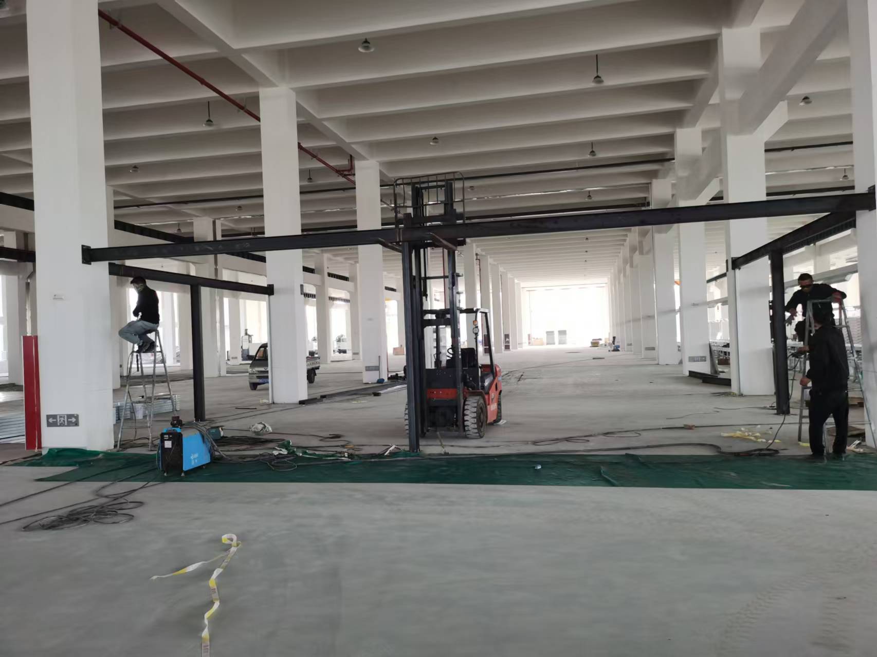 楼顶钢结构二层搭建，室内改造扩建钢结构阁楼二层