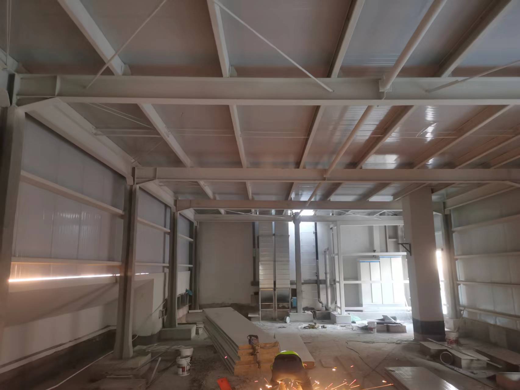 室内钢结构阁楼楼梯搭建，楼顶扩建钢结构二层