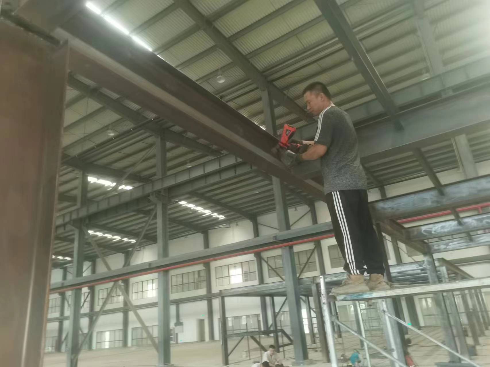 室内钢结构阁楼楼梯搭建，楼顶扩建钢结构二层