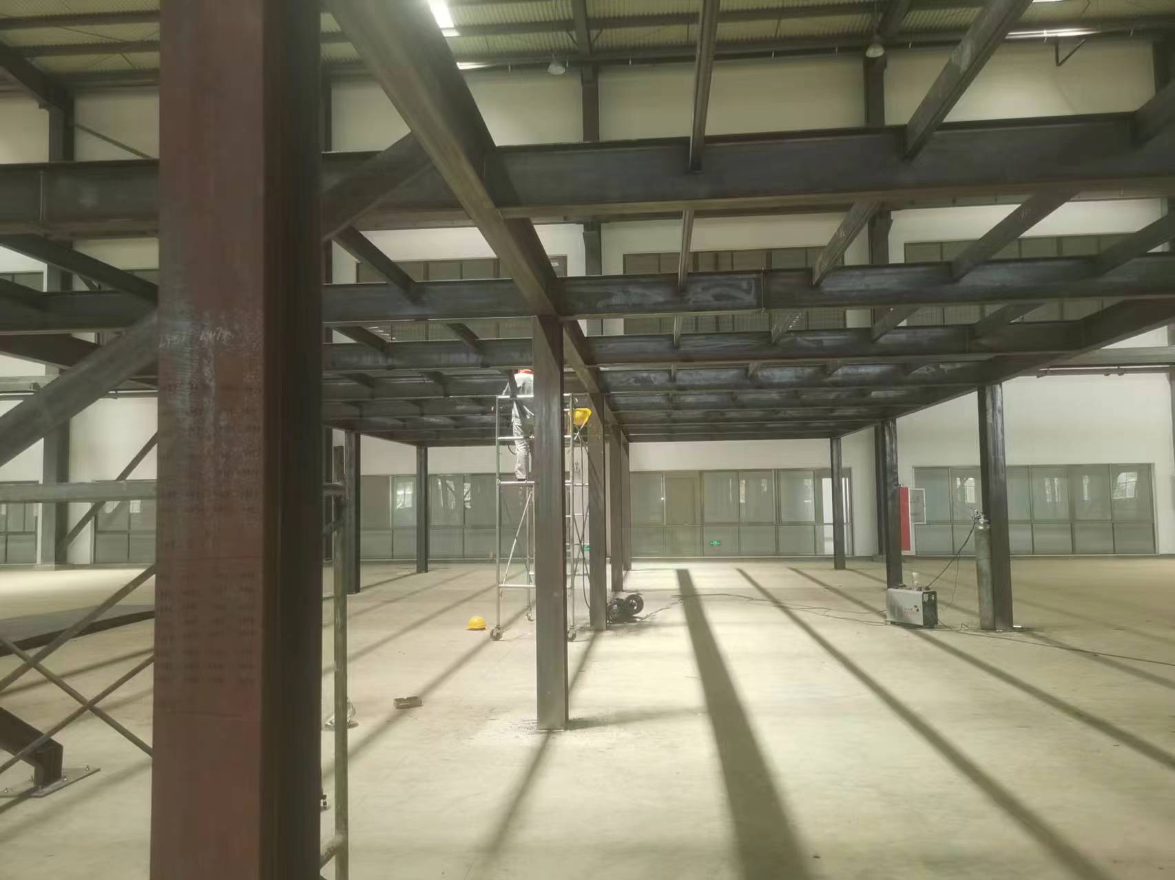 室内钢结构阁楼楼梯搭建，楼顶扩建钢结构二层