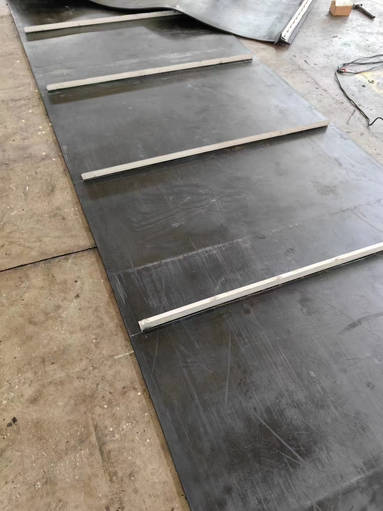 自卸式除铁器环形橡胶皮带，金属刮板除铁器皮带定制