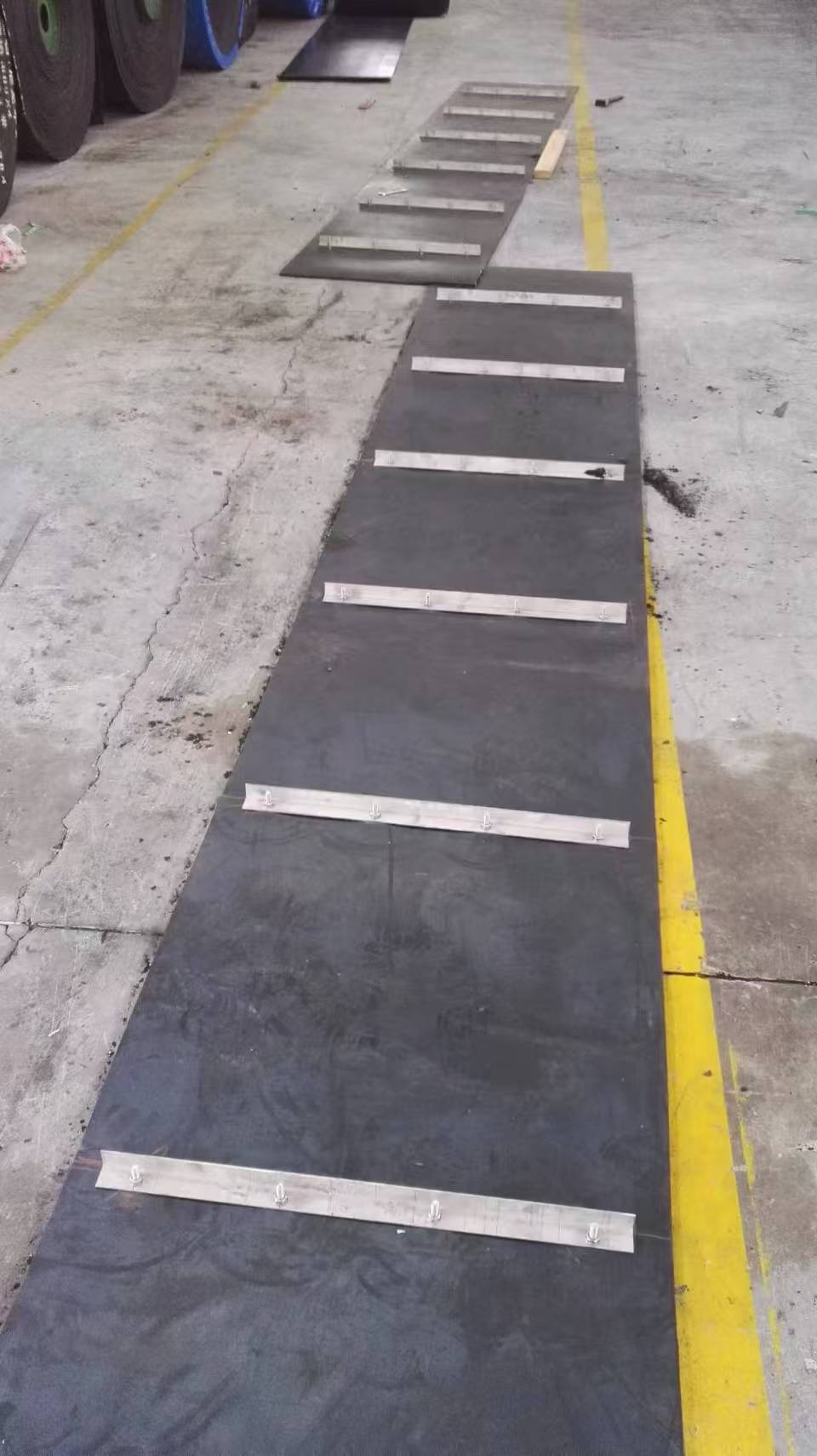 自卸式除铁器环形橡胶皮带，金属刮板除铁器皮带定制