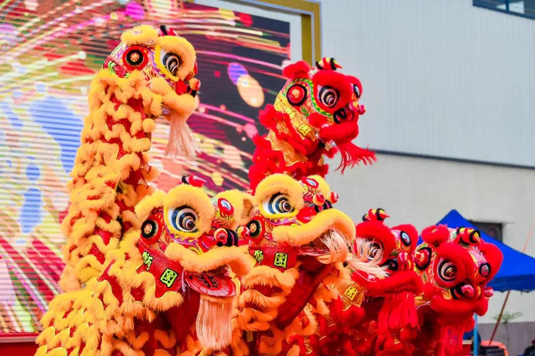 西安承接舞龙舞狮、启动道具、宇树机器人、宇树机器狗、答谢晚宴、开业庆典、开张剪彩、变脸小丑魔术