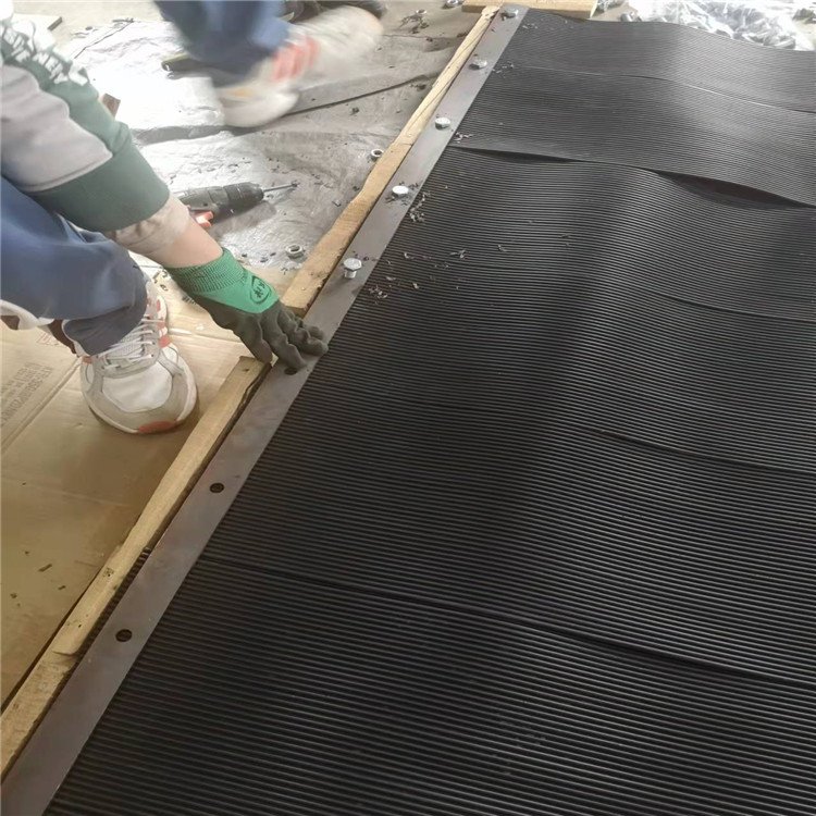 导料槽防尘帘定做,钢板(夹板)定做 导料槽防尘帘定做,钢板(夹板)定做