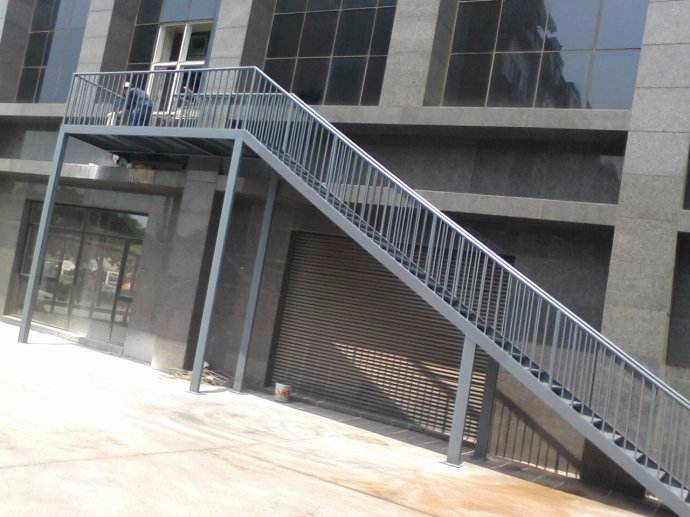 房屋改造扩建阁楼二层钢结构夹层，室内外钢结构二层搭建
