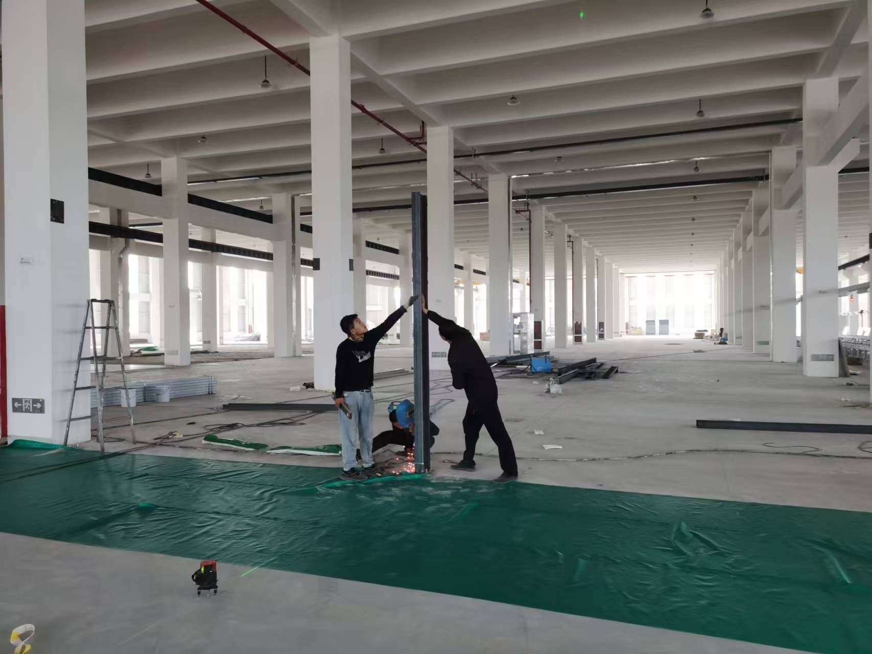 别墅改造扩建阁楼二层，楼顶搭建钢结构二层