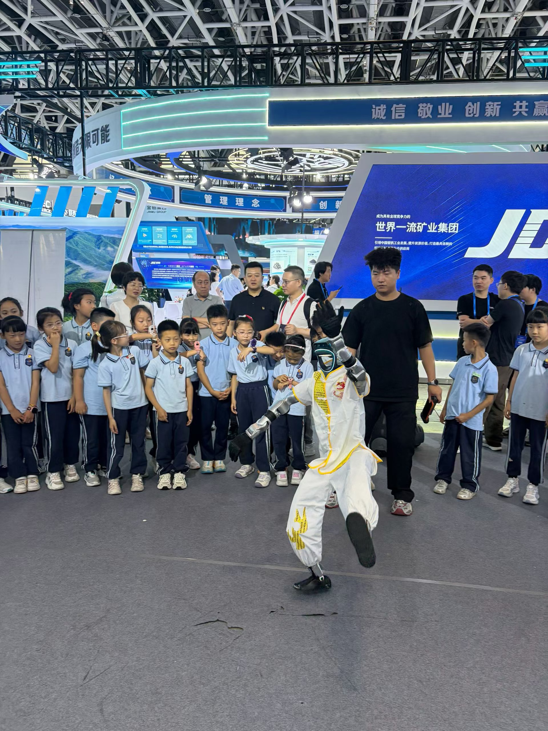 西安宇树机器人、机器狗、景区巡演、机甲、舞龙舞狮、舞蹈乐队 西安宇树机器人、机器狗、景区巡演、机甲、舞龙舞狮、舞蹈乐队